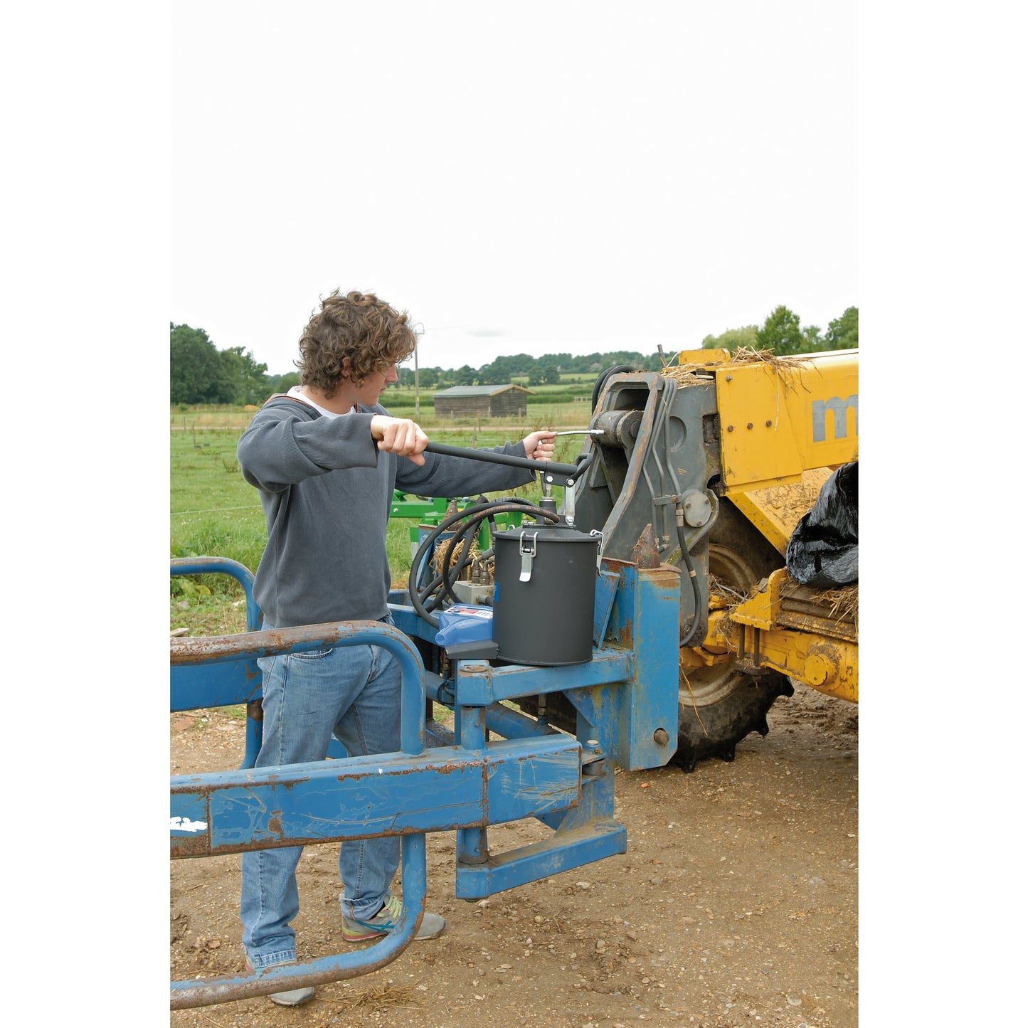 Draper High Volume Hand Grease Pump 2 Metre Rubber Hose 10kg Bucket 43960