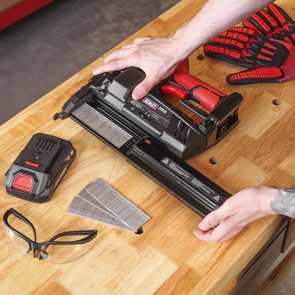 Sealey Cordless Nail/Staple Gun 18G 20V 2Ah SV20 Series Lithium-ion CP20VNGKIT1