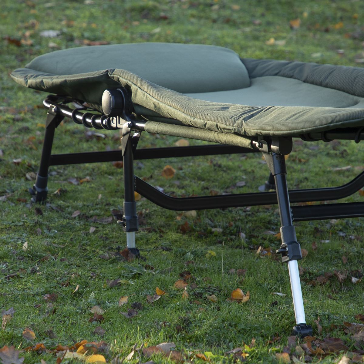 Dellonda Wide Adjustable Fishing Bedchair Fleece Mattress Pillo 3 Legs & 6 DL78