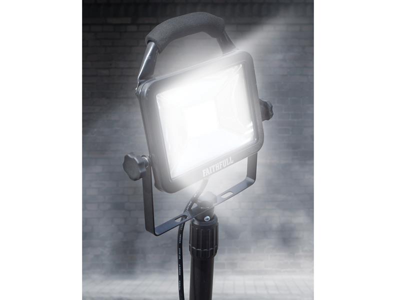 Faithfull Power Plus FPPSLLED20VL SMD LED Single Head Tripod Site Light 20W 1800 Lumens 110V