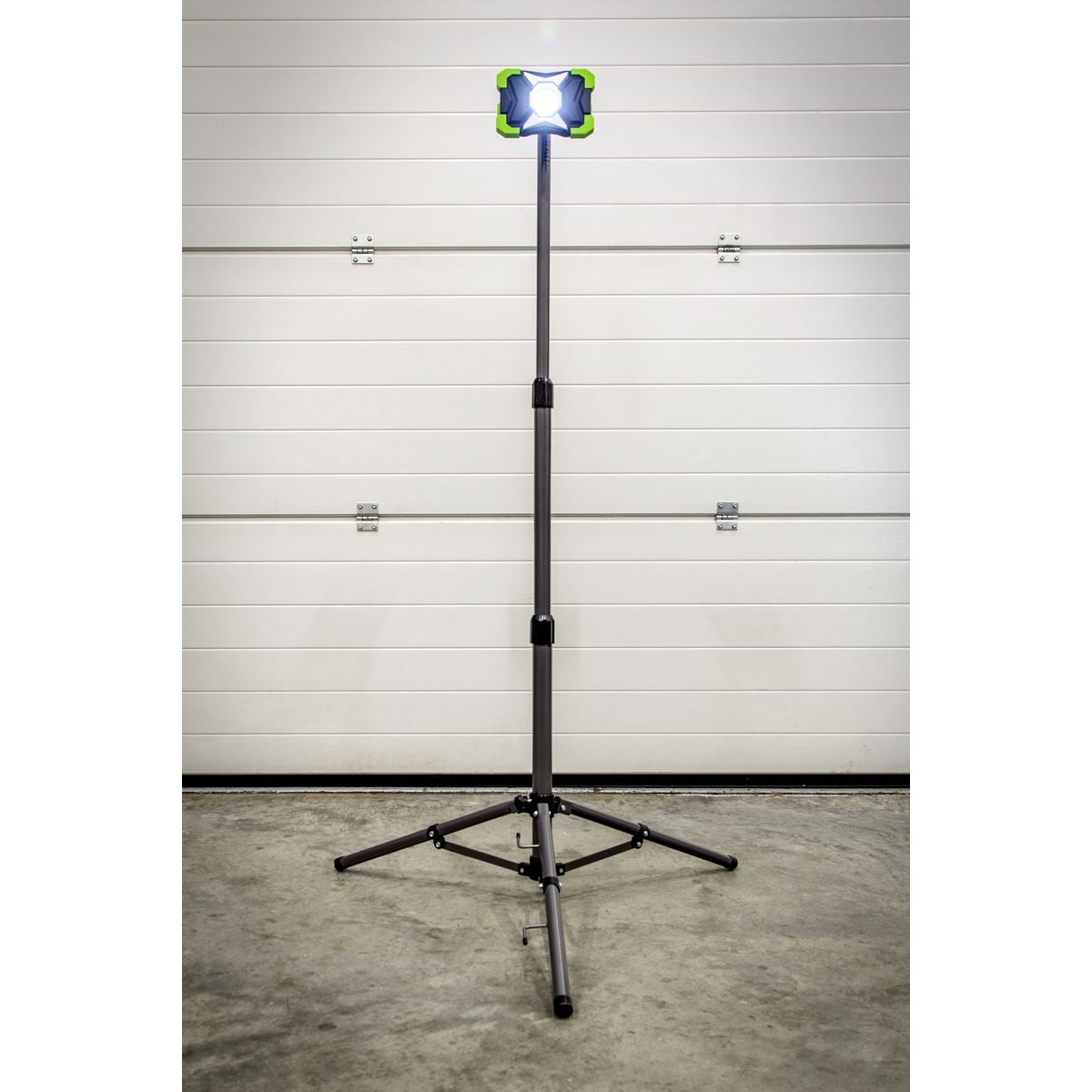 Sealey 15W COB LED Portable Floodlight & Telescopic Tripod LED1500PBKIT