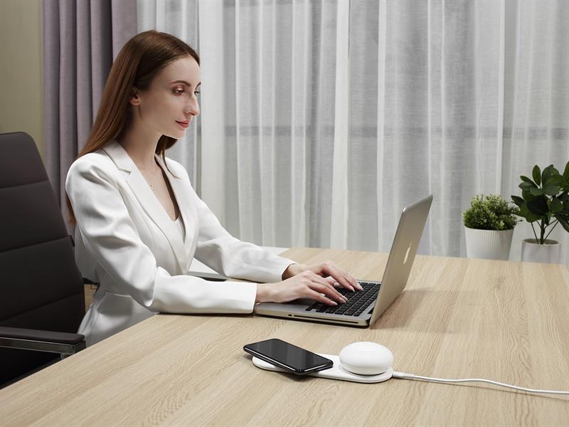 Link2Home Wireless Charger with Portable Light LTHP9WIRELES