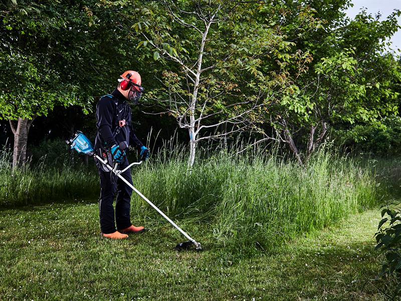 Makita LXT BL Brush Cutter 36V With 2 x 18V Batteries 6.0Ah Li-ion DUR369APG2