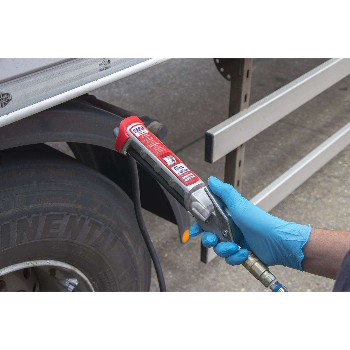Sealey Professional Tyre Inflator with 2.5m Hose & Clip-On Connector SA37/94