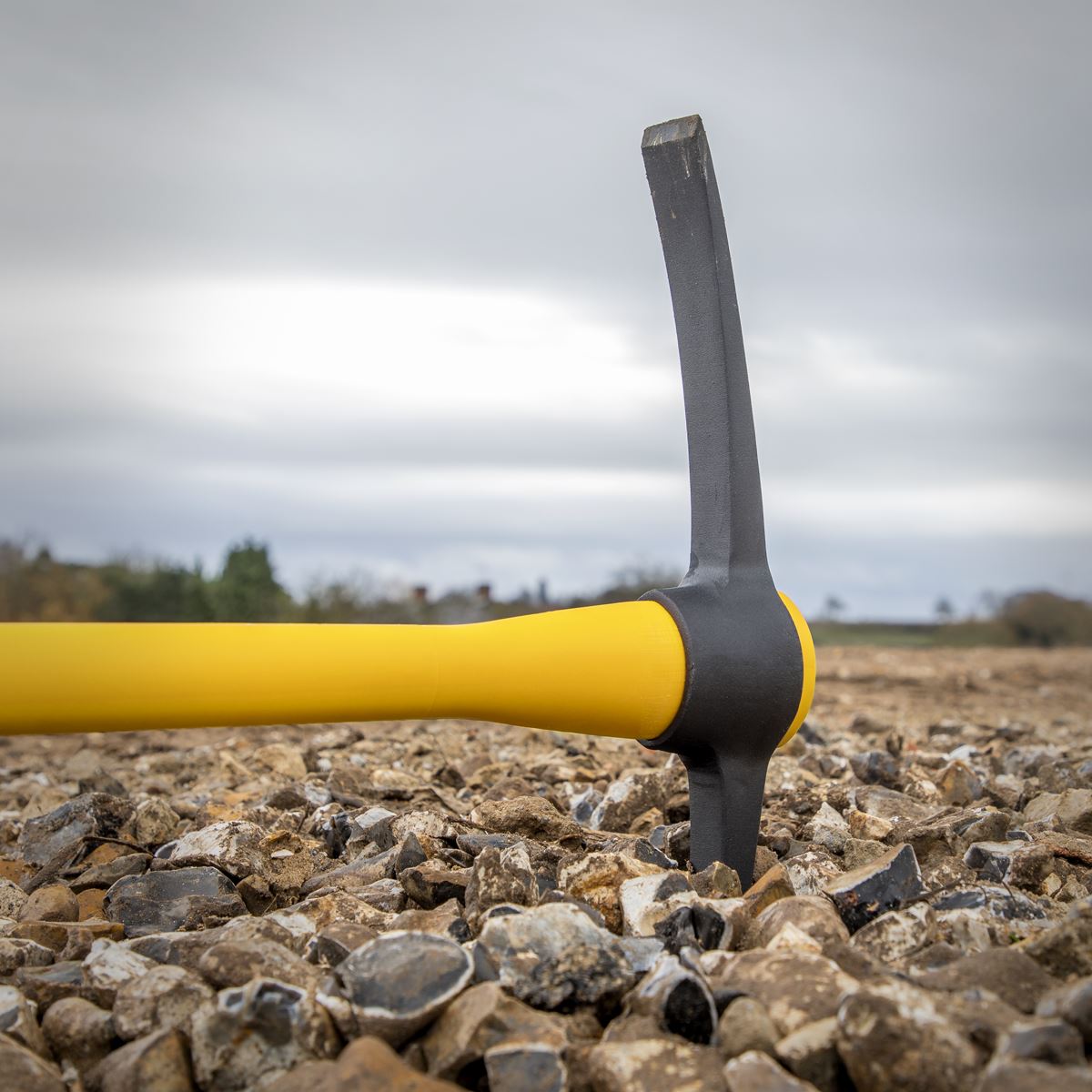 Sealey Railroad Pick Axe with Fibreglass Handle Chisel And Pointed Ends SR704