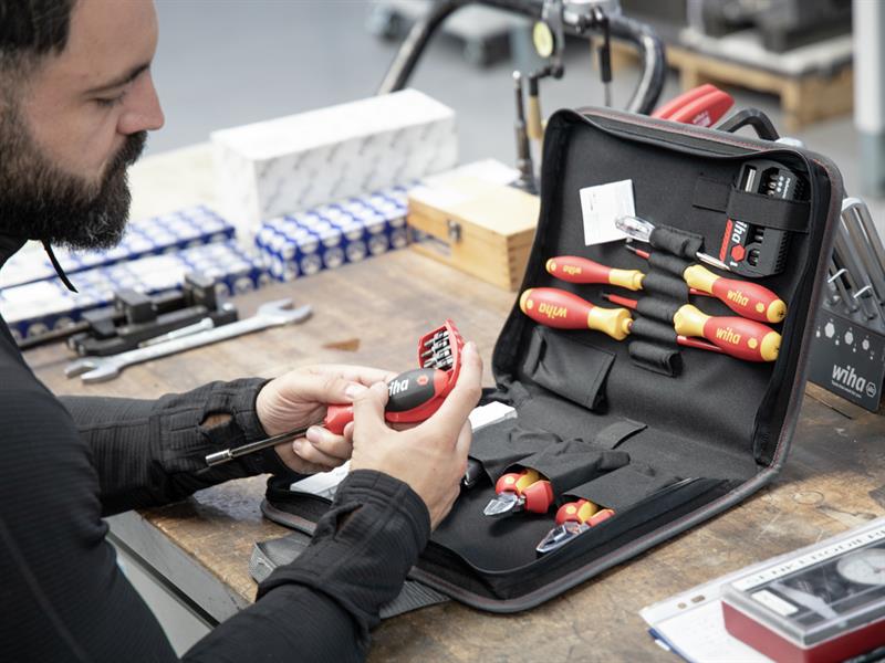 Wiha electrician Tool Set, 32 Piece WHA41241