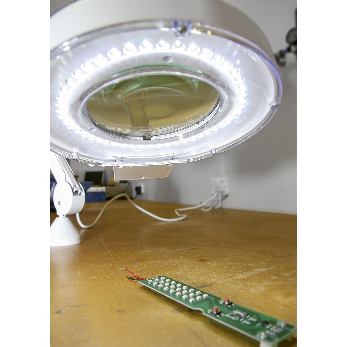 Sealey Bench Mounting Magnifying Worklight 48 SMD LED 230V WL483D