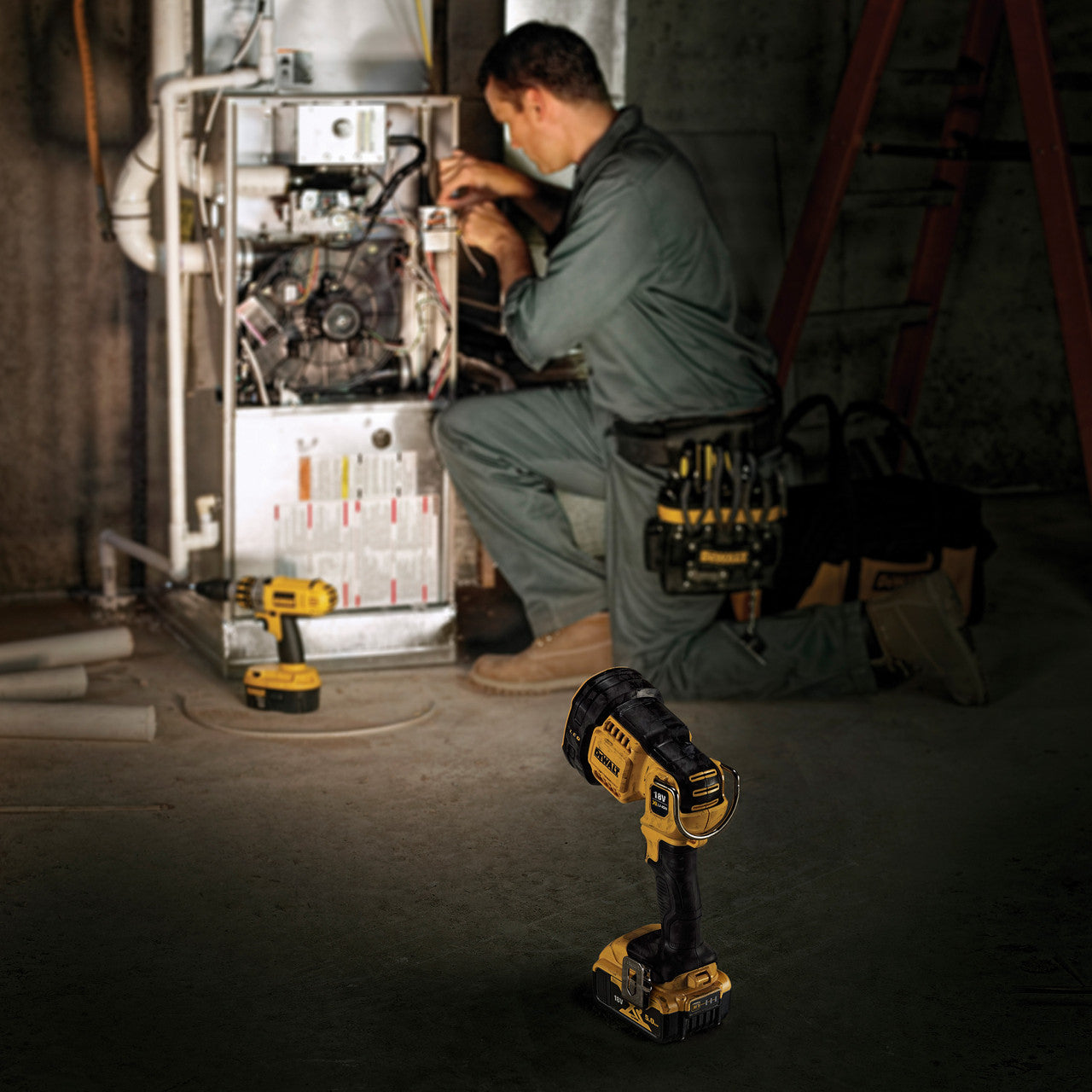 Dewalt 18V XR LED Cordless Spotlight Body Only 1000 lumens Distance 400m DCL043