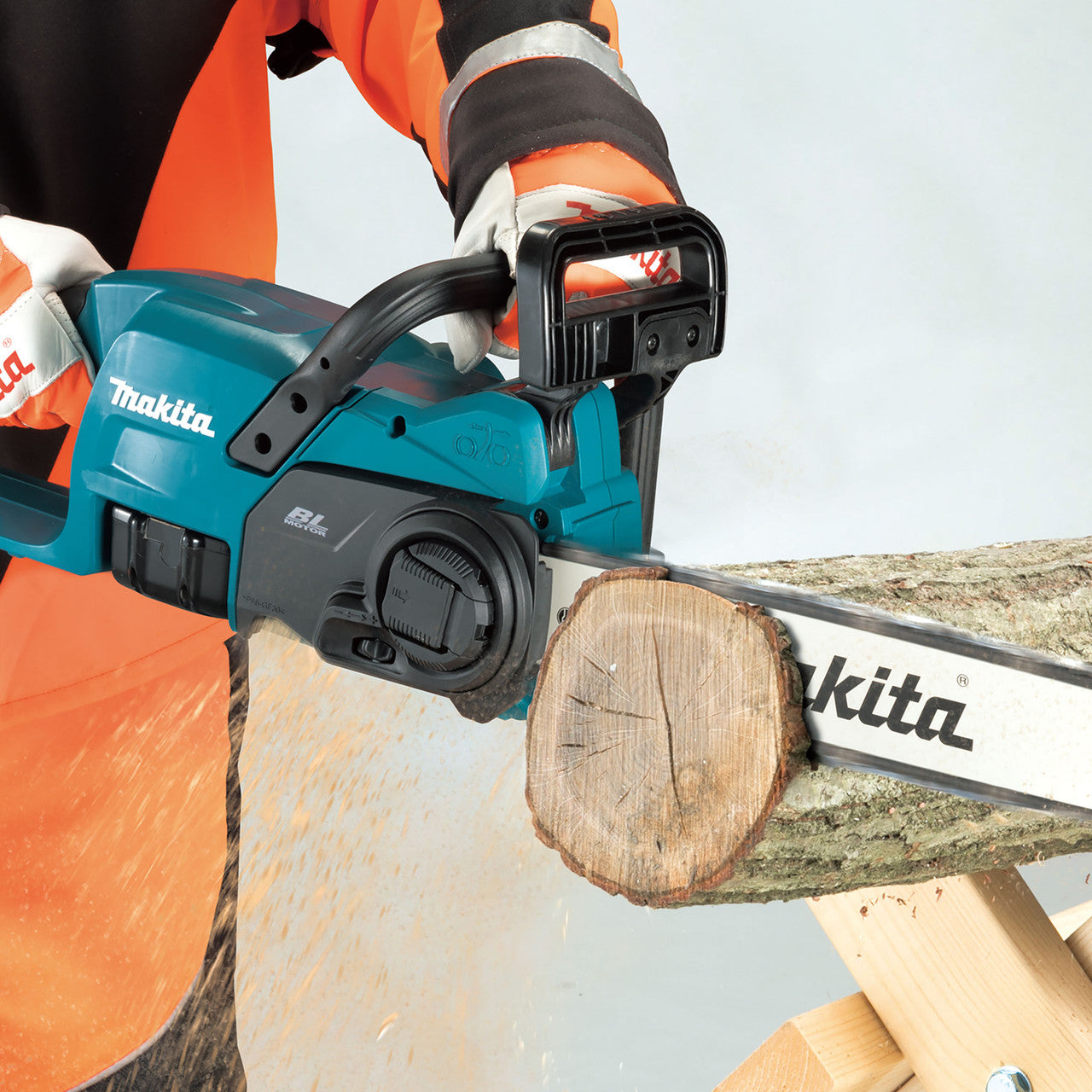 Makita 18V LXT Chainsaw 1 x 5.0Ah Battery Power 610W Bar Length 350mm DUC357RT
