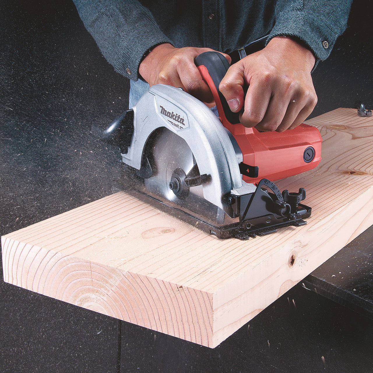 Makita MT-Series 190mm Circular Saw 240V 1050 W Dust Port Speed 4900 min M5802