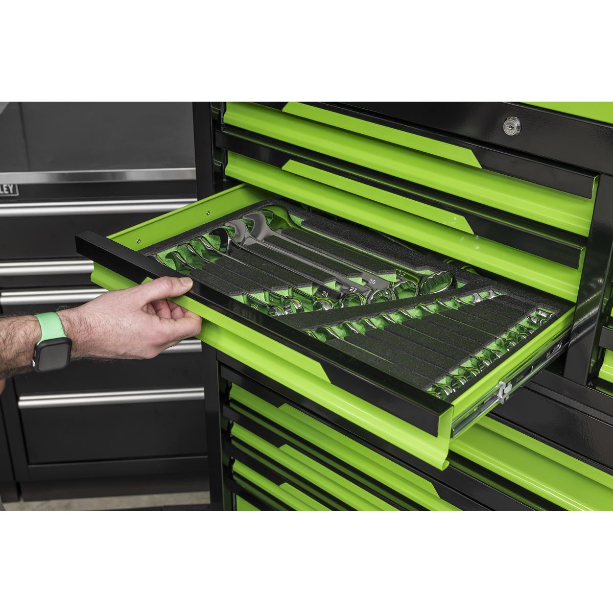 Sealey Superline Pro&reg; Topchest & Rollcab Combination 12 Drawer & 1 Door Cupboard - Green AP1080HVG