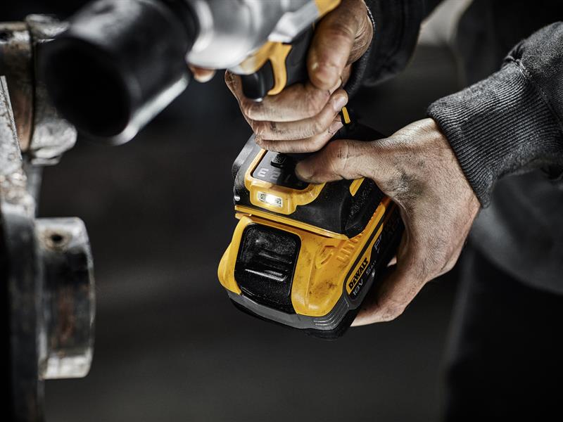 DEWALT High Torque 1/2in Impact Wrench 18V Bare Unit Torque 2,372Nm DCF961N