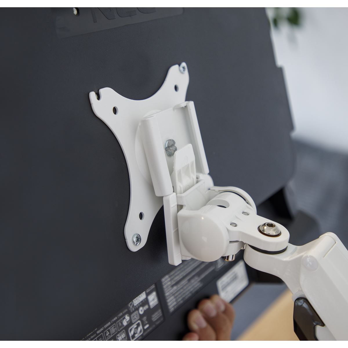 Dellonda Single Monitor Arm 12kg Load Capacity 17-36" Screens White DH26