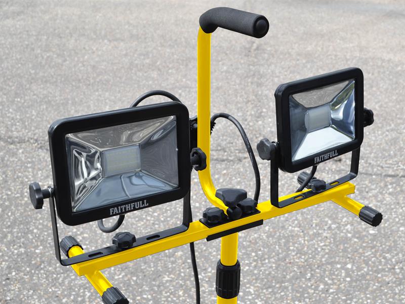 Faithfull Power Plus FPPSLLED40V SMD LED Twin Head Tripod Site Light 40W 2 x 1800 Lumens 240V