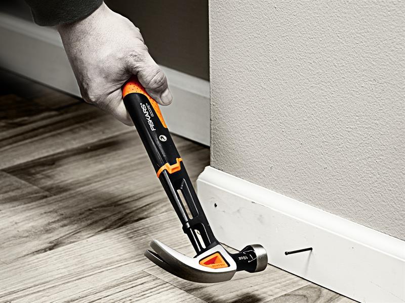 Fiskars IsoCore Curved Finishing Nail Hammer 450g 16oz Soft Grip FSK1027202