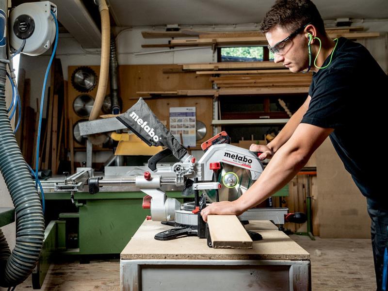 Metabo Brushless Mitre Saw 18V 1 x 4.0Ah Li-ion 254 x 30mm KGS 18 LTX BL 254