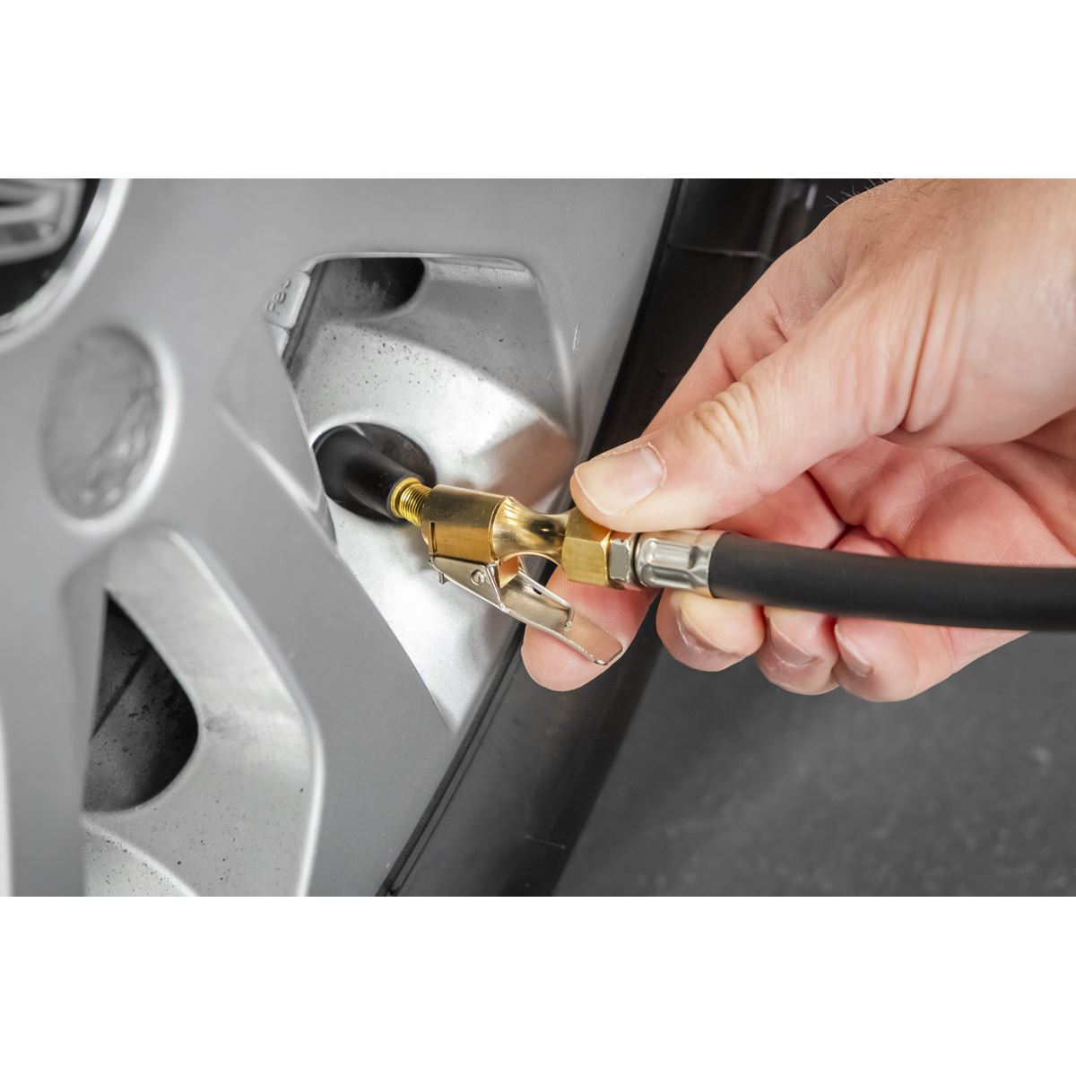 Sealey Digital Pistol Grip Tyre Inflator & Clip-On Connector 320MM Hose SA332D