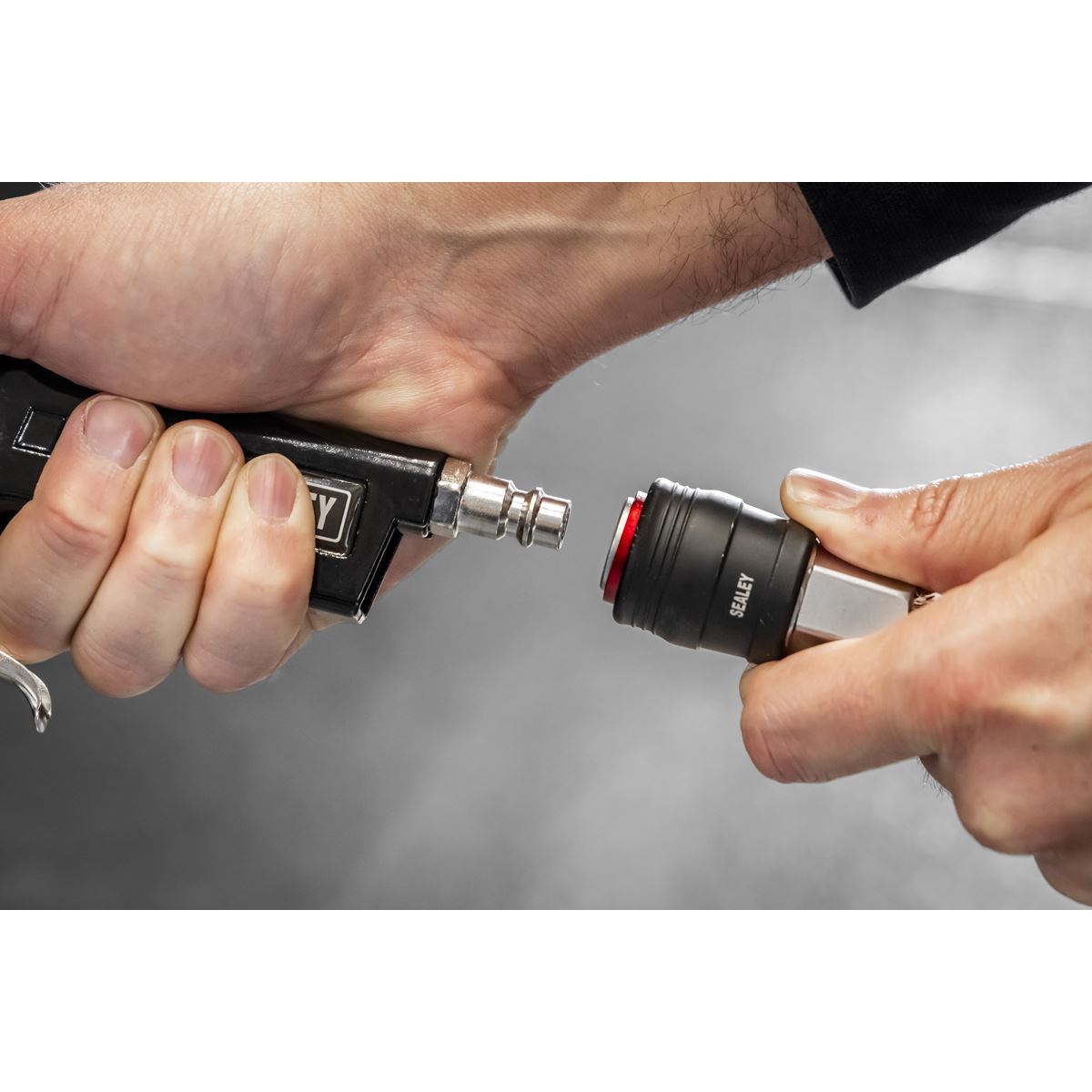 Sealey Digital Pistol Grip Tyre Inflator & Clip-On Connector 320MM Hose SA332D