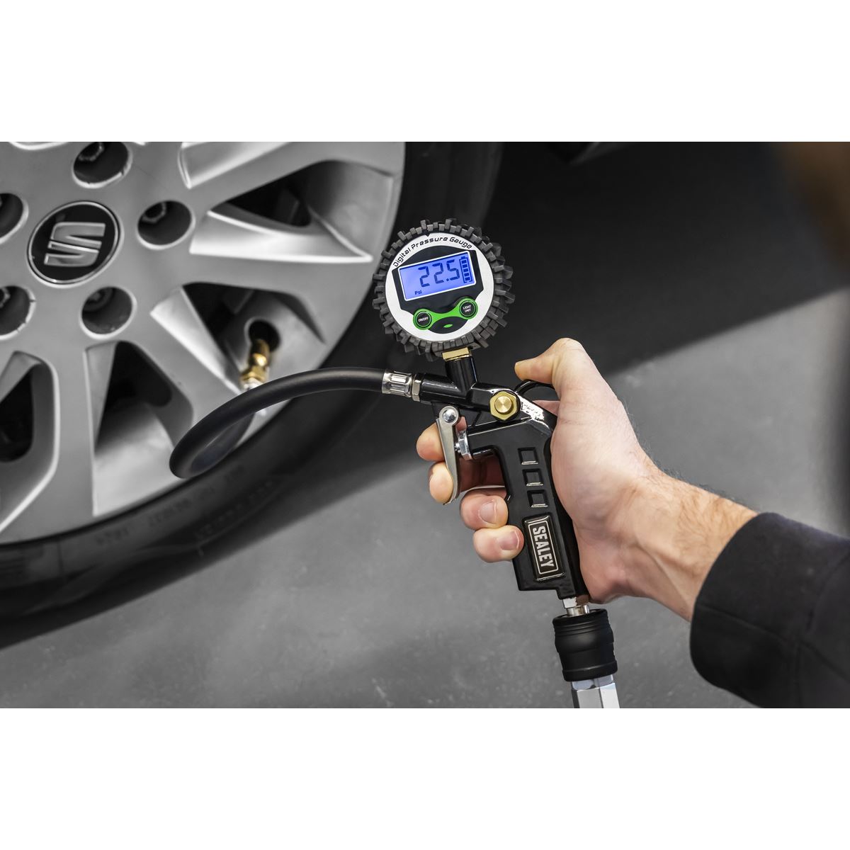 Sealey Digital Pistol Grip Tyre Inflator & Clip-On Connector 320MM Hose SA332D