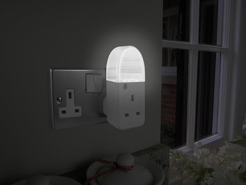 Uni-Com Night Light with Socket UNC62745