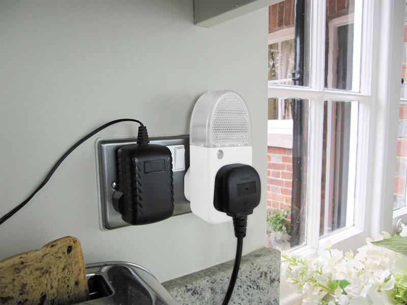 Uni-Com Night Light with Socket UNC62745
