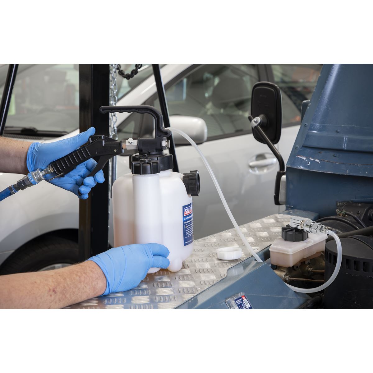Sealey Pneumatic Brake & Clutch Bleeder 2.5L One Person Operated 1/4"BSP VS830