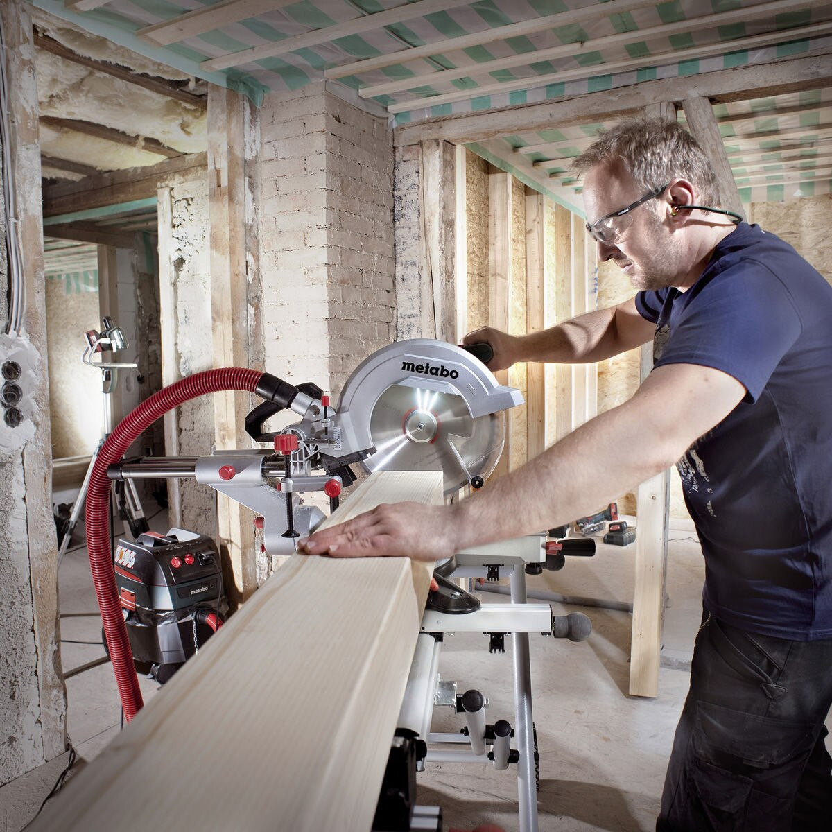 Metabo 305mm Sliding Mitre Saw 110V Integral Dust Extraction Ext Wings KGS305M