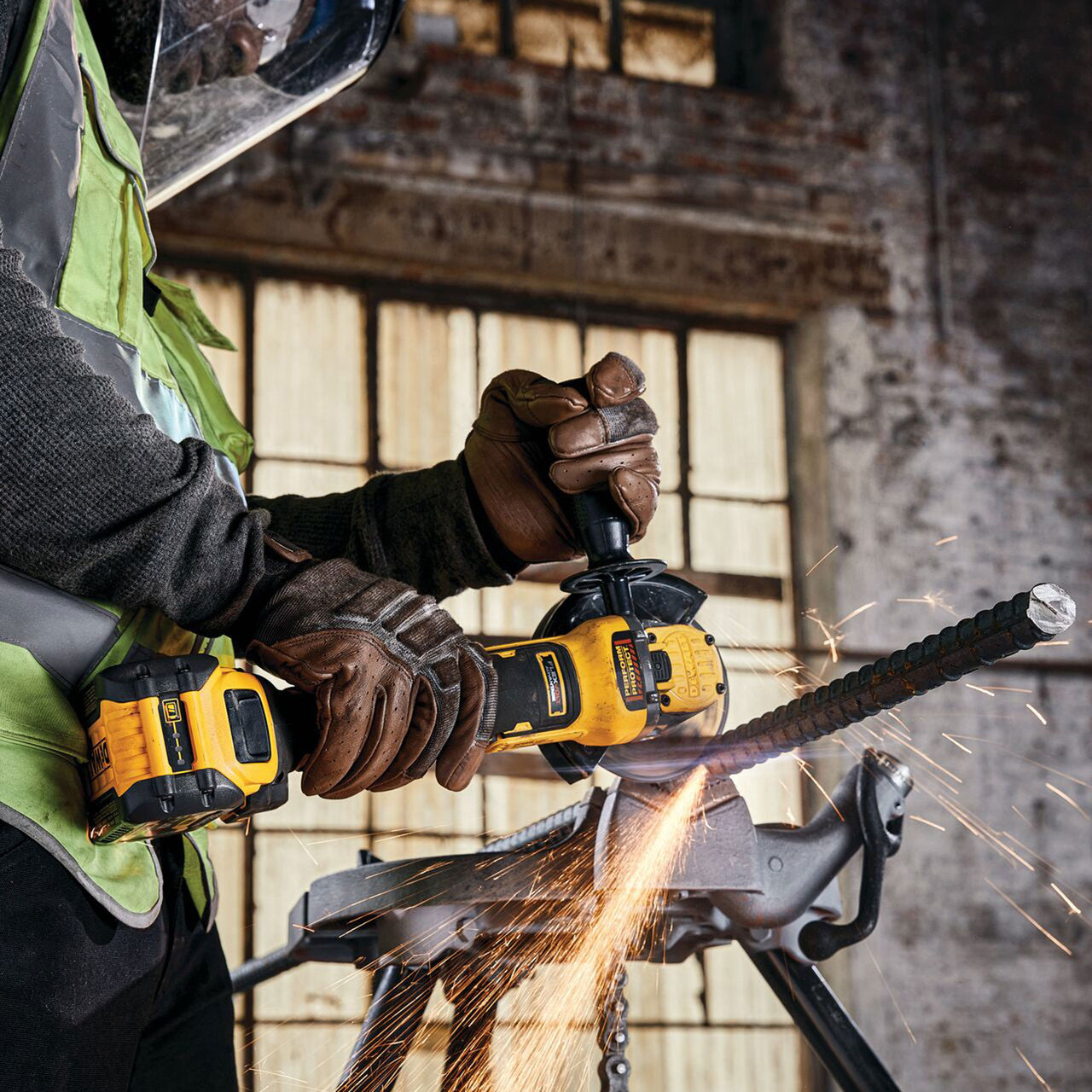 Dewalt DCG409H2T 18V XR 5 inch/125mm Brushless Angle Grinder (2 x 5.0Ah Powerstack Batteries)