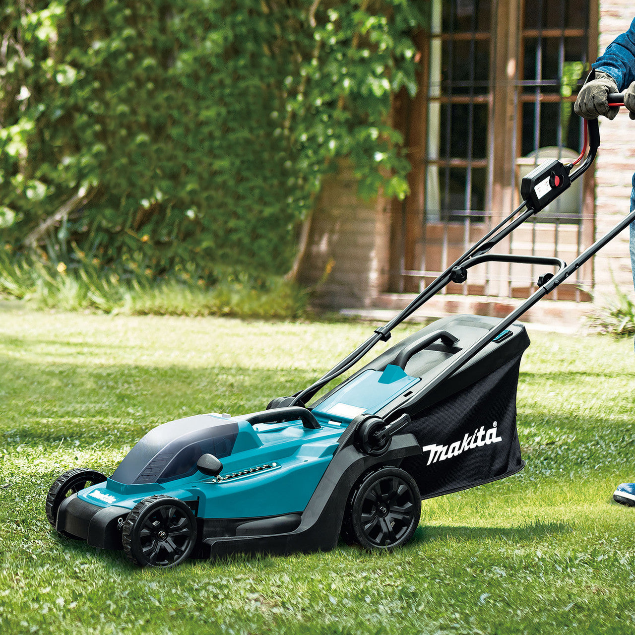 Makita 18V LXT Lawn Mower 1 x 5.0Ah Battery Cut 33cm Capacity 30L DLM330RT